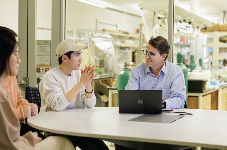 Dan Giammar speaks with graduate students