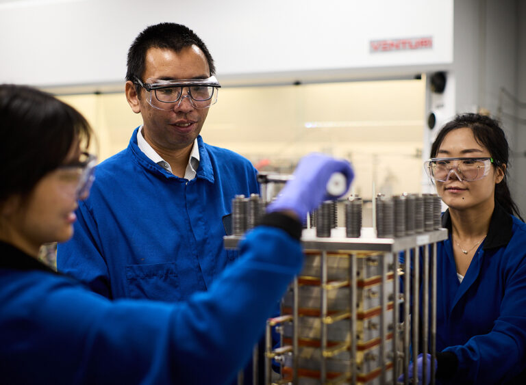Reducing power temporarily improves carbon dioxide conversion